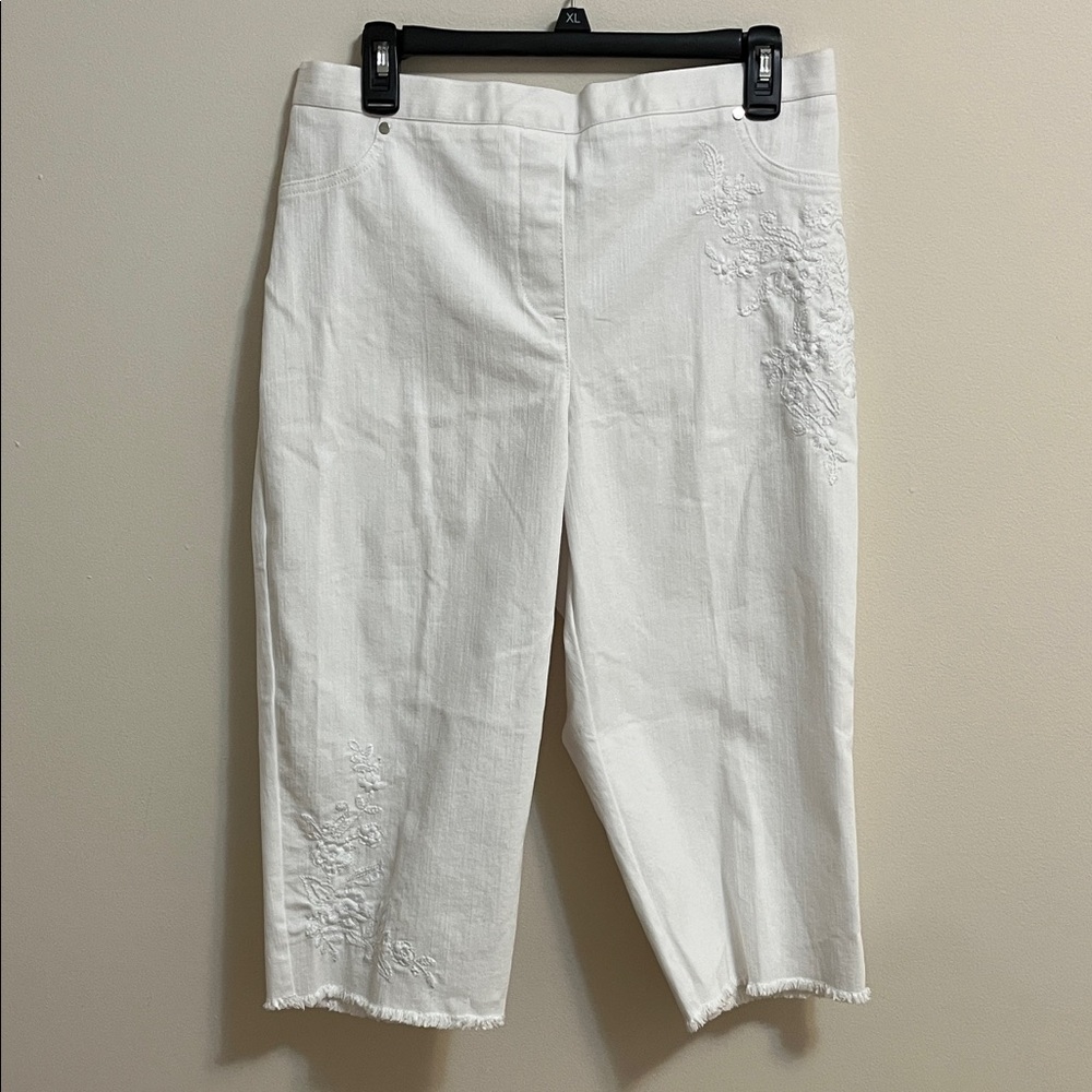 Alfred Dunner Blue Bayou White Capris with Embroidered Detail Elastic Waist 14P - Picture 2 of 14